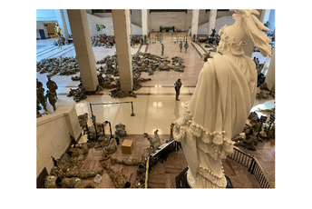 SAD: Nacionalna garda dobila dozvolu da naoruža trupe Pripadnici Nacionalne garde raspoređeni u zgradi Kongresa SAD