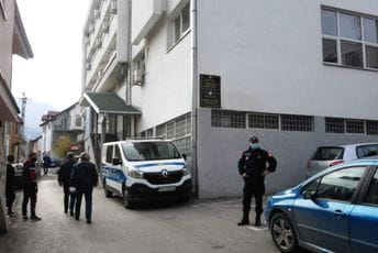 Nožem na supruga, a on nju stezao za vrat Nožem na supruga, a on nju stezao za vrat