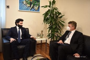 Nastaviti intenzivniju privrednu saradnju sa Mađarskom, naročito u IT sektoru Nastaviti intenzivniju privrednu saradnju sa Mađarskom, naročito u IT sektoru