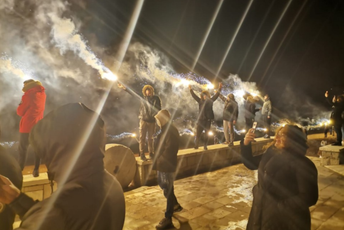 Održana bakljada na Svetom Stefanu u čast Amfilohija Održana bakljada na Svetom Stefanu u čast Amfilohija