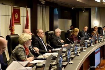 ASK: Marković i bivši ministri prekršili Zakon, nijesu mogli biti i u Vladi i poslanici ASK: Marković i bivši ministri prekršili Zakon, nijesu mogli biti i u Vladi i poslanici