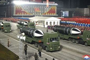 Sjeverna Koreja na vojnoj paradi pokazala "nove rakete podmornice" Sjeverna Koreja na vojnoj paradi pokazala "nove rakete podmornice"