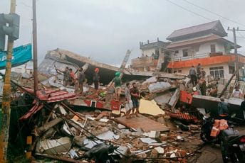 Srušila se bolnica: Najmanje 42 žrtve, 820 povrijeđenih u  Indoneziji (FOTO,VIDEO) Srušila se bolnica: Najmanje 42 žrtve, 820 povrijeđenih u  Indoneziji (FOTO,VIDEO)