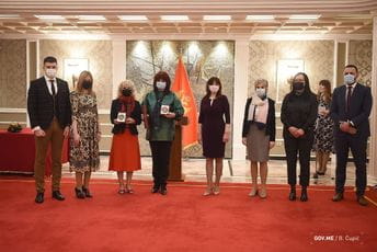 Bratić uručila nagrade „Oktoih” Snježani Bošković i Ermini Vlahovljak Bratić uručila nagrade „Oktoih” Snježani Bošković i Ermini Vlahovljak