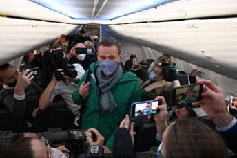 Navaljni priveden nakon što je sletio na aerodrom Šeremetjevo u Moskvi Navaljni priveden nakon što je sletio na aerodrom Šeremetjevo u Moskvi