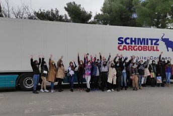 U akciji „Djeca djeci“ prikupljeno blizu 8.000 artikala Organizatorke i dobrovoljci ispraćaju vozilo sa donacijom