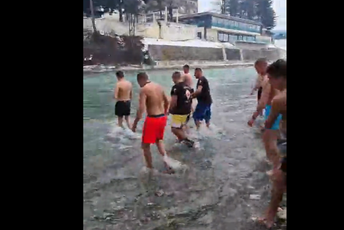 Beranci uprkos zabrani okupljanja zbog epidemije zaplivali za časni krst Beranci uprkos zabrani okupljanja zbog epidemije zaplivali za časni krst