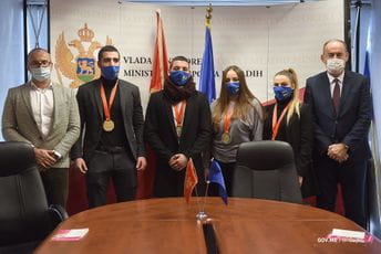 Mladi bokseri predstavljaju primjer kako se kontinuirani rad i zalaganje isplate Mladi bokseri predstavljaju primjer kako se kontinuirani rad i zalaganje isplate