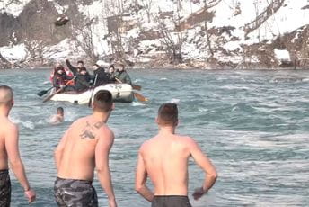 Bjelopoljci obilježili Bogojavljenje plivanjem za časni krst Bjelopoljci obilježili Bogojavljenje plivanjem za časni krst