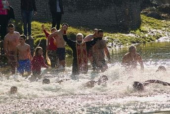 Zbog plivanja za časni krst saslušan iguman Romanov: Nisam pozivao na okupljanje Zbog plivanja za časni krst saslušan iguman Romanov: Nisam pozivao na okupljanje