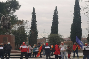 Grupa građana protestovala ispred Skupštine: Ne diskriminišite CPC i Crnogorce Grupa građana protestovala ispred Skupštine: Ne diskriminišite CPC i Crnogorce