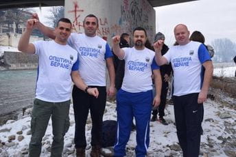 DPS Berane: Lokalni funkcioneri umjesto na radnom mjestu plivali za časni krst DPS Berane: Lokalni funkcioneri umjesto na radnom mjestu plivali za časni krst