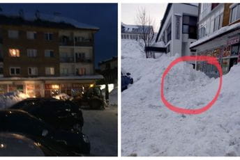 Snijeg sa krova zgrade na Žabljaku pao i zatrpao ženu i dijete, građani ih spasili Snijeg sa krova zgrade na Žabljaku pao i zatrpao ženu i dijete, građani ih spasili