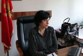 Popović: Kako da vratimo porodici istinske vrijednosti, a školi vaspitnu funkciju? Popović: Kako da vratimo porodici istinske vrijednosti, a školi vaspitnu funkciju?