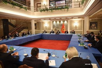 Privrednici poručili Vladi: Neradnu nedjelju ukinuti do početka ljetnje sezone Privrednici poručili Vladi: Neradnu nedjelju ukinuti do početka ljetnje sezone