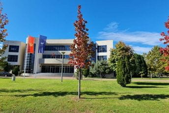 Autonomija Univerziteta garantuje se Ustavom Crne Gore Autonomija Univerziteta garantuje se Ustavom Crne Gore