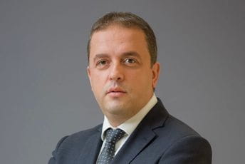 Fatić: Sramno nadmetanje raznih nivoa vlasti u populizmu, koje građane košta zdravlja Fatić: Sramno nadmetanje raznih nivoa vlasti u populizmu, koje građane košta zdravlja