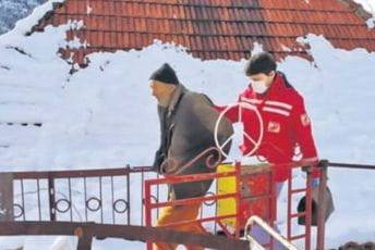 Pomogli Hitnoj pomoći da se probije do pacijenta Probili se do sela Liješnja i ukazali pomoć bolesnom R.V.
