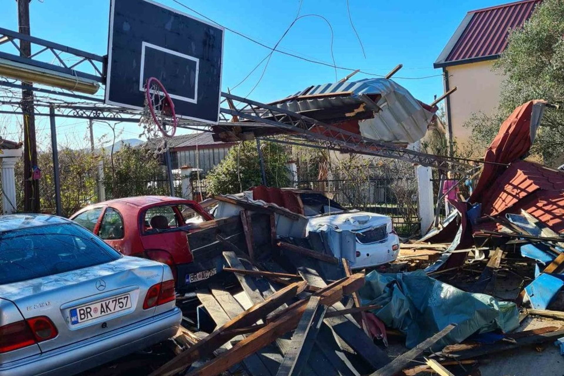 Fotografija 1: Nevrijeme u Baru: Letjeli krovovi, uništeni automobili, plažni bar…