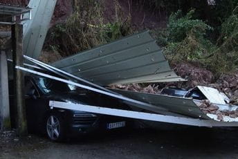Obrušio se potporni zid u Herceg Novom, zatrpano pet automobila (FOTO) Obrušio se potporni zid u Herceg Novom, zatrpano pet automobila (FOTO)
