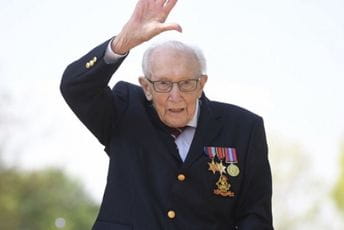 Stogodišnjak koji je sakupljao pomoć za zdravstvo umro od kovida Stogodišnjak koji je sakupljao pomoć za zdravstvo umro od kovida