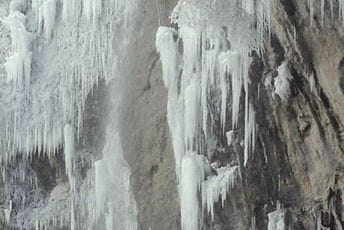 Zubački vodopad – Skak Zubački vodopad – Skak