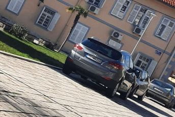 Službeno vozilo NP danima nepropisno parkirano kod Sahat kule (FOTO) Službeno vozilo NP danima nepropisno parkirano kod Sahat kule (FOTO)