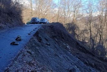 Klizište u Kolašinu, odronio se dio puta Klizište u Kolašinu, odronio se dio puta