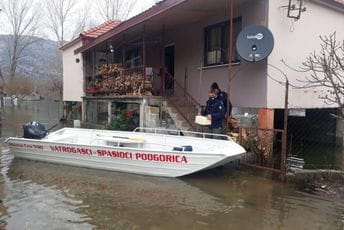 Glavni grad uručio pomoć porodici Gazivoda na Žabljaku Crnojevića Glavni grad uručio pomoć porodici Gazivoda na Žabljaku Crnojevića