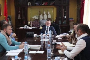 Kosovo doniralo 10.000 za sanaciju zidina u Starom gradu Ulcinj Kosovo doniralo 10.000 za sanaciju zidina u Starom gradu Ulcinj