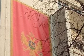Postavljena velika zastava Crne Gore Postavljena velika zastava Crne Gore