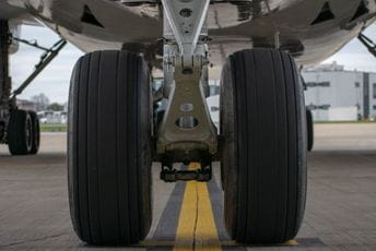 Mladić iz Kenije do Holandije stigao u stajnom trapu aviona kao "slijepi putnik" Mladić iz Kenije do Holandije stigao u stajnom trapu aviona kao "slijepi putnik"