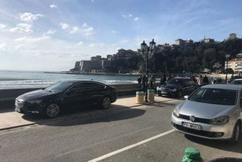 Abazović i Adžić nepropisno parkirali vozila u Ulcinju (FOTO) Abazović i Adžić nepropisno parkirali vozila u Ulcinju (FOTO)