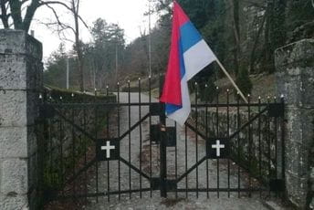Umjesto krsta trobojka na kapiji Cetinjskog manastira Trobojka na kapiji Cetinjskog manastira