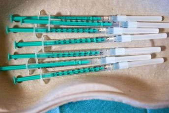 EU ugovorila sa Fajzerom još 300 miliona doza vakcine EU ugovorila sa Fajzerom još 300 miliona doza vakcine