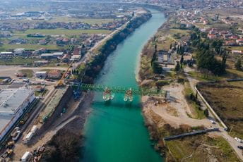 Postavljen treći segment novog pješačkog mosta Postavljen treći segment novog pješačkog mosta