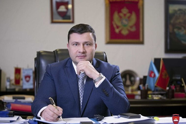 Predsjednik Opštine BP prekršio zakon: Nije prijavio svoja i primanja supruge, njene akcije, oružje Predsjednik Opštine BP prekršio zakon: Nije prijavio svoja i primanja supruge, njene akcije, oružje