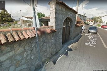 Krst sa četiri ocila na zidu ograde Osmanagića džamije od 2016. Krst sa četiri ocila na zidu ograde Osmanagića džamije od 2016.