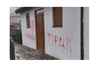 Šovinistički grafiti osvanuli na nikšićkoj džamiji (FOTO)