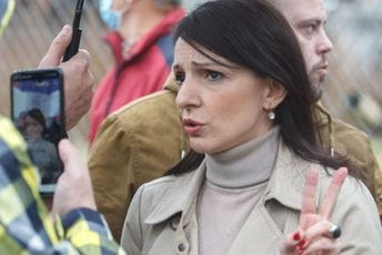 Tepić: EU da prestane da koketira sa Vučićevim režimom jer je Srbija već na pragu građanskog rata Tepić: EU da prestane da koketira sa Vučićevim režimom jer je Srbija već na pragu građanskog rata