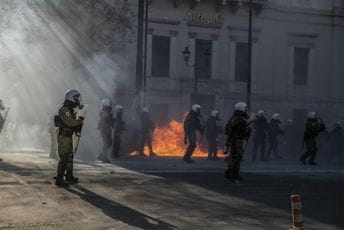 Demonstranti u Atini gađali policajce Molotovljevim koktelima Demonstranti u Atini gađali policajce Molotovljevim koktelima