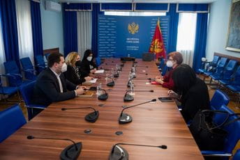 Temeljno izmijeniti zakone kako bi se poboljšao položaj žena Temeljno izmijeniti zakone kako bi se poboljšao položaj žena