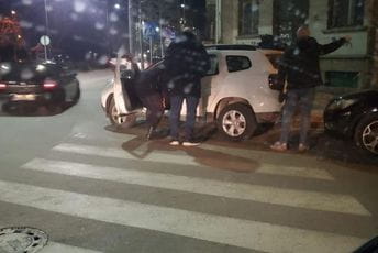 Policija privela Vladimira Mandića, Mila Božovića i još sedam lica zbog sumnje da unose novac Policija privela Vladimira Mandića, Mila Božovića i još sedam lica zbog sumnje da unose novac