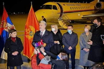 Dvije tisuće poljubaca i leteći krši Dvije tisuće poljubaca i leteći krši