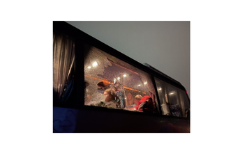 Kosovski autobus kamenovan u Beranama (FOTO) Kosovski autobus kamenovan u Beranama (FOTO)