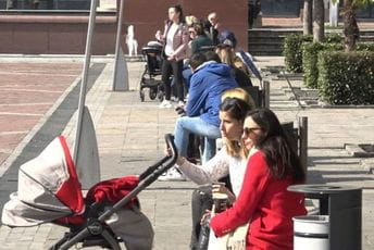 Građani Podgorice ispijaju kafe na trgovima jer kafići ne rade