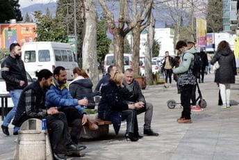 Gosti se iz kafana prebacili na ulice, a zaštitnu masku i dalje malo ko nosi