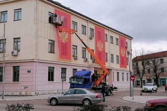 Nikšić: Na zgradi stare pošte postavljene zastave Nikšić: Na zgradi stare pošte postavljene zastave