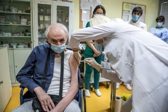 Štićenik Doma za stare u Risnu prvi primio vakcinu Štićenik Doma za stare u Risnu prvi primio vakcinu