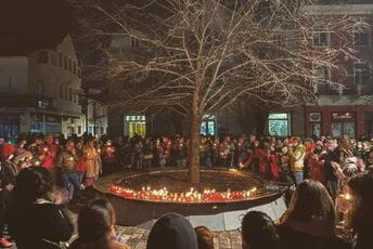 Brojni Cetinjani zapalili svijeće za Đorđa Balaševića Brojni Cetinjani zapalili svijeće za Đorđa Balaševića